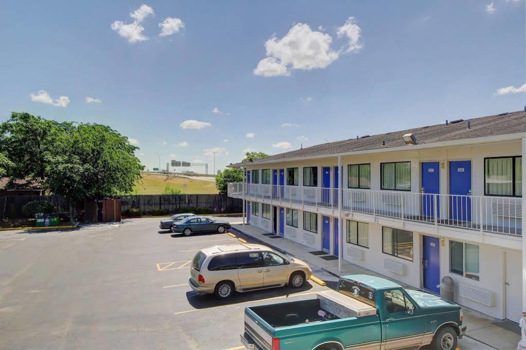 Red Roof Inn San Antonio E - Frost Bank Center Esterno foto
